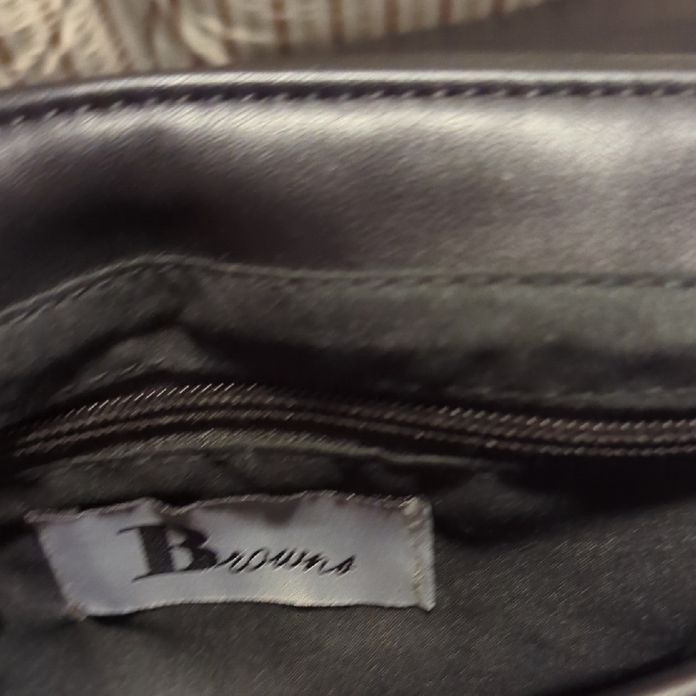 Elegant Black Quilted Shoulder Bag - Picture 2 of 3